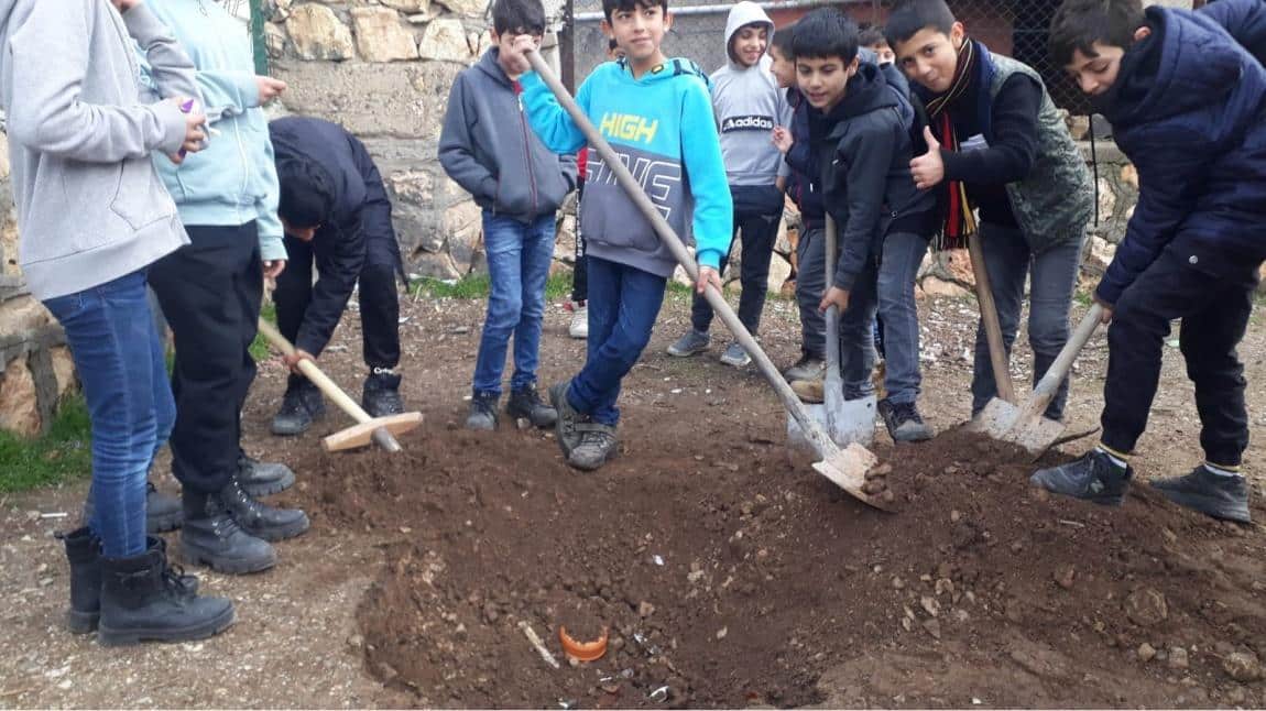 Bugün öğrencilerimiz arkeolog oldu  Sosyal Bilgiler Öğretmenimiz Abdulkadir KURAY ve öğrencilerimiz bugün bahçemizde kazı çalışması yaptı.️